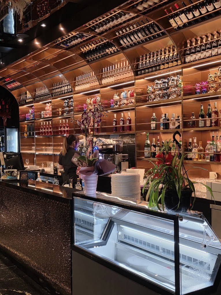 Il bancone del bar con scaffali ad arco illuminati